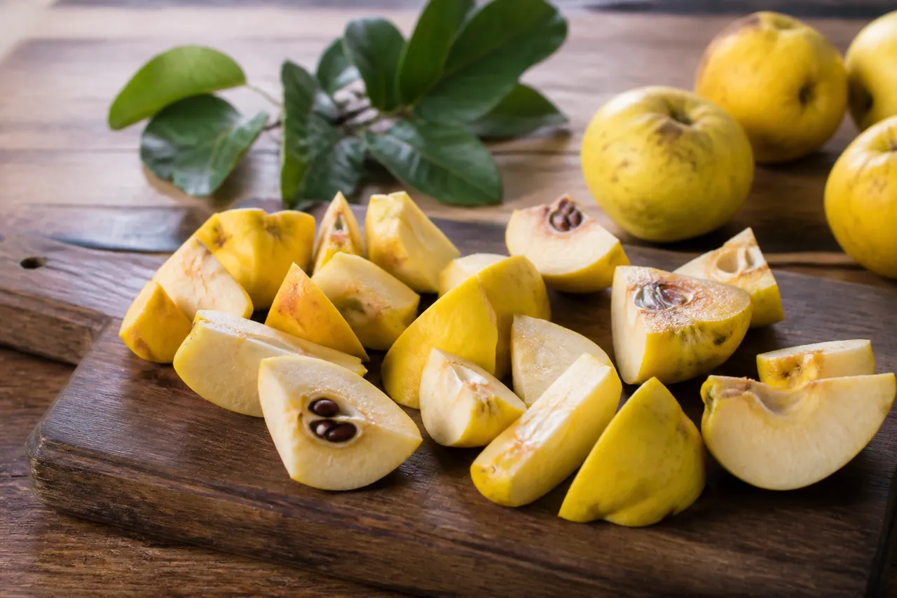 Coings coupés avec leur peau pour une pâte de coings sans sucre