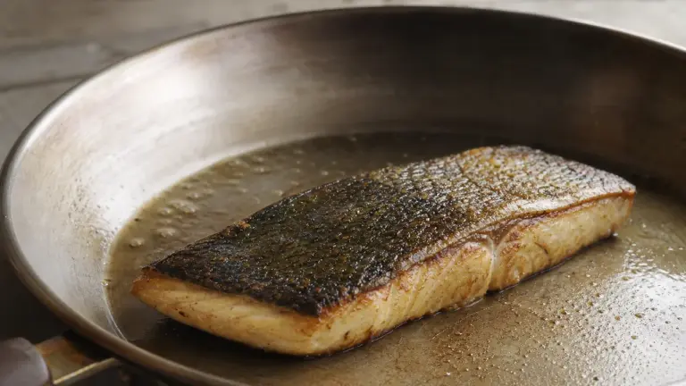 Cuisson d'une dorade coryphène à la poêle, peau croustillante