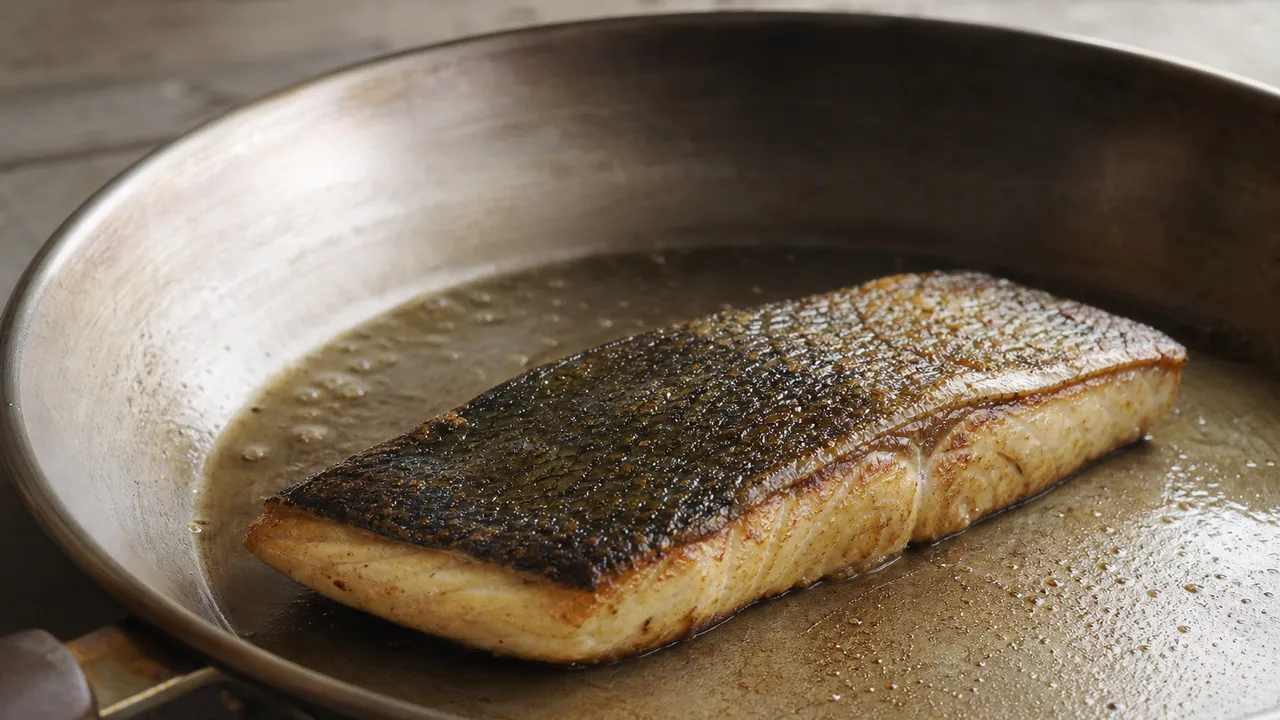 Cuisson d'une dorade coryphène à la poêle, peau croustillante