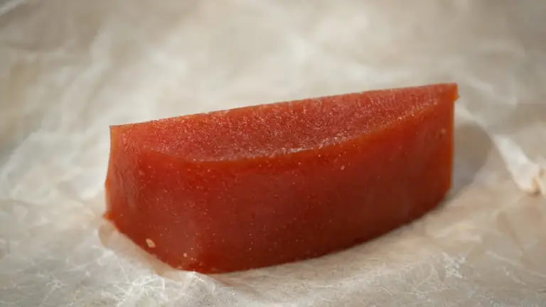 Pâte de coings sans sucre maison sur papier sulfurisé