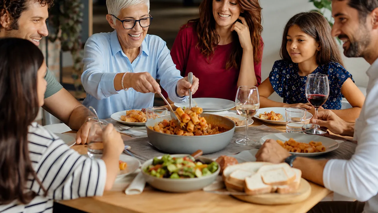 Plat à partager au centre d'une tablée conviviale